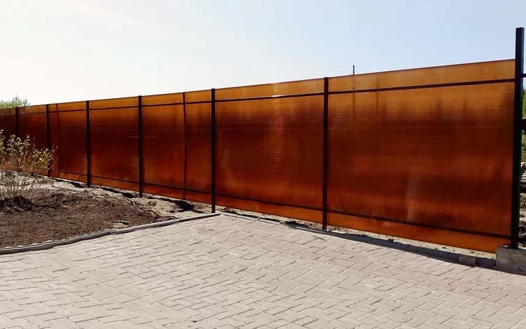 Купить Забор из поликарбоната коричневого цвета в Москве по цене от 1100 руб. Забор из поликарбоната коричневого цвета купить Москва