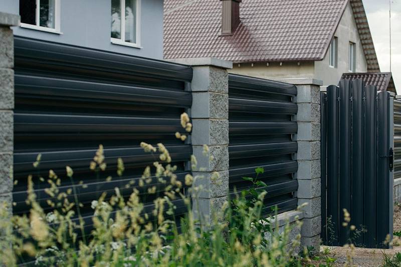 Купить Из горизонтального штактеника забор для частного дома в Москве по цене от 2367 руб. Из горизонтального штактеника забор для частного дома купить Москва