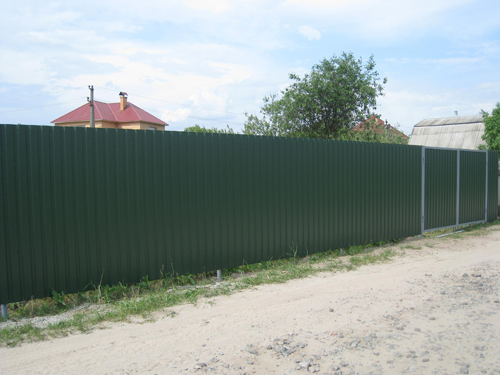 Купить Забор для дома из профнастила зеленый в Москве по цене от 1730 руб. Забор для дома из профнастила зеленый купить Москва