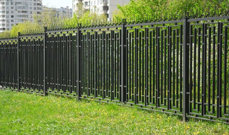 Купить Забор сварной из прутьев для городского сквера в Москве по цене от 1620 руб. Забор сварной из прутьев для городского сквера купить Москва