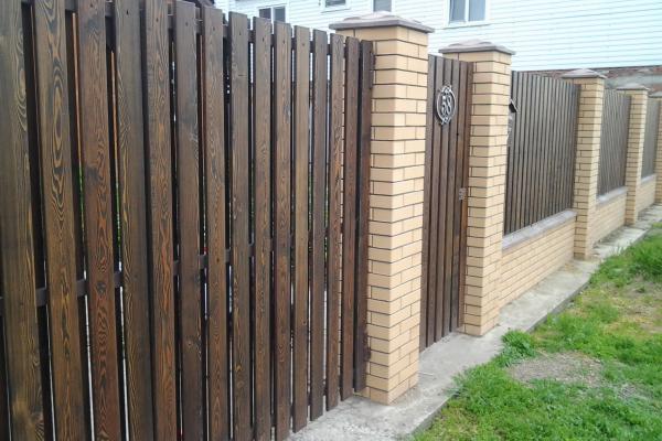 Купить Красивый забор из деревянного штакетника с воротами в Москве по цене от 2050 руб. Красивый забор из деревянного штакетника с воротами купить Москва