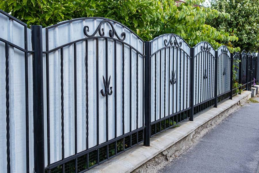Купить Забор из профнастила с ковкой в Москве по цене от 2400 руб. Забор из профнастила с ковкой купить Москва