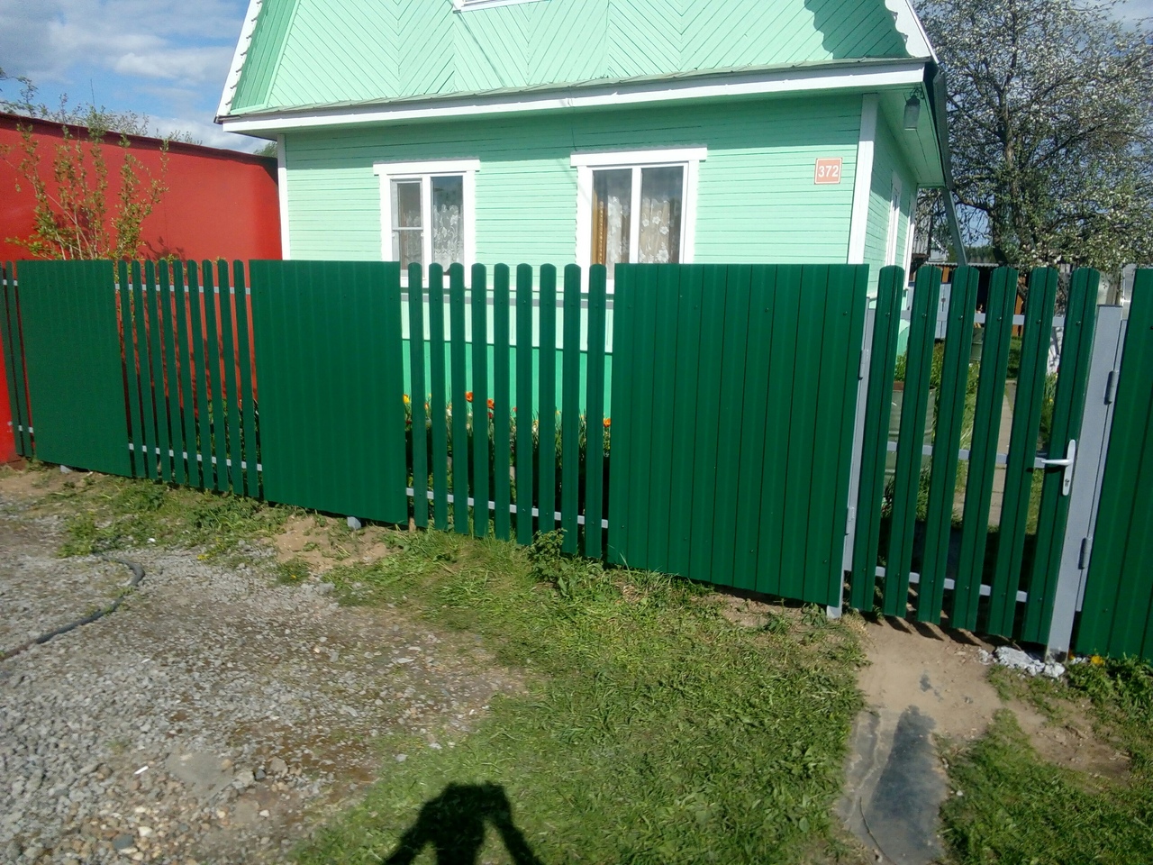 Купить Комбинированный металлоштактеник забор зеленого цвета в Москве по цене от 1660 руб. Комбинированный металлоштактеник забор зеленого цвета купить Москва