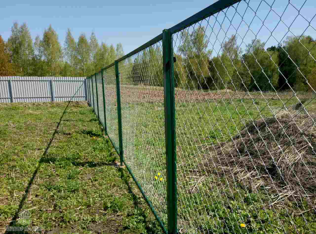 Купить Забор для дачи из сетки рабицы в Москве по цене от 2400 руб. Забор для дачи из сетки рабицы купить Москва