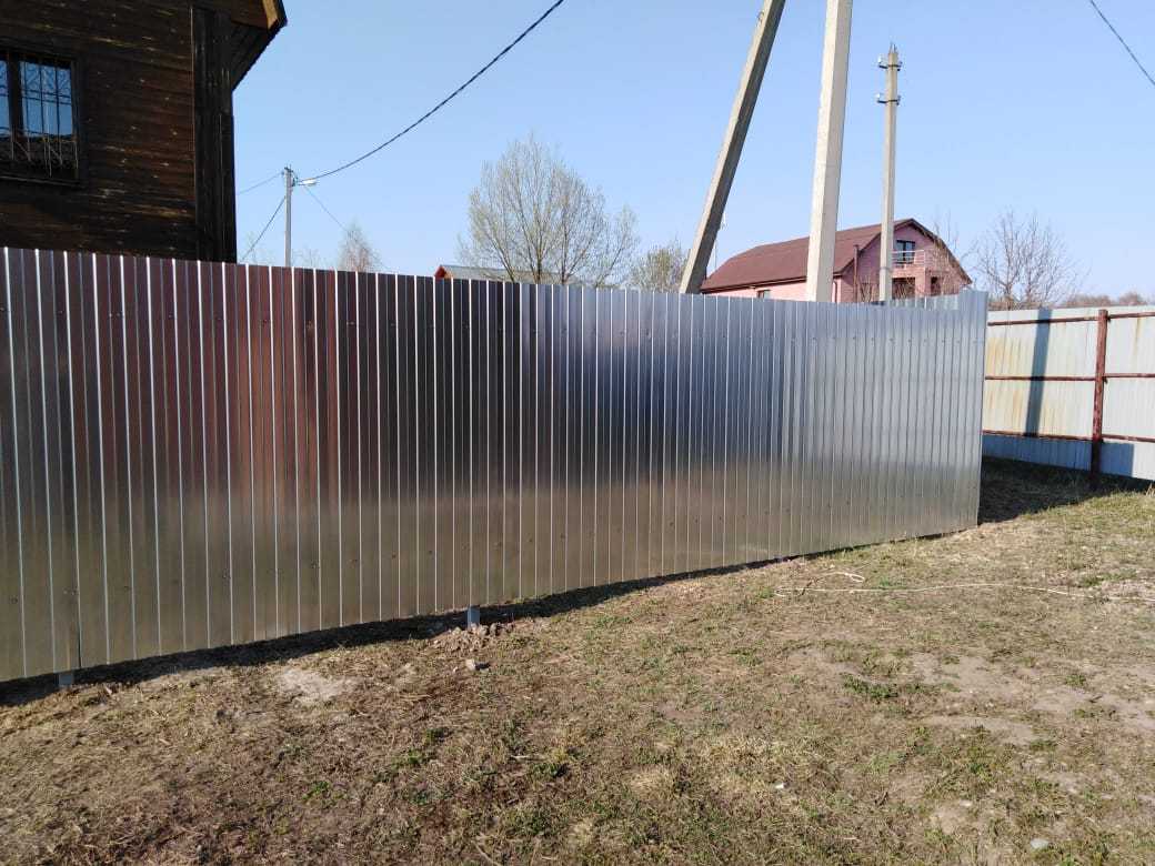 Купить Оцинкованный забор из профлиста 1,5 м в Москве по цене от 1100 руб. Оцинкованный забор из профлиста 1,5 м купить Москва