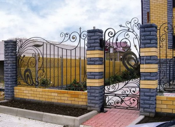 Купить Забор из кирпича и ковки в Москве по цене от 2800 руб. Забор из кирпича и ковки купить Москва