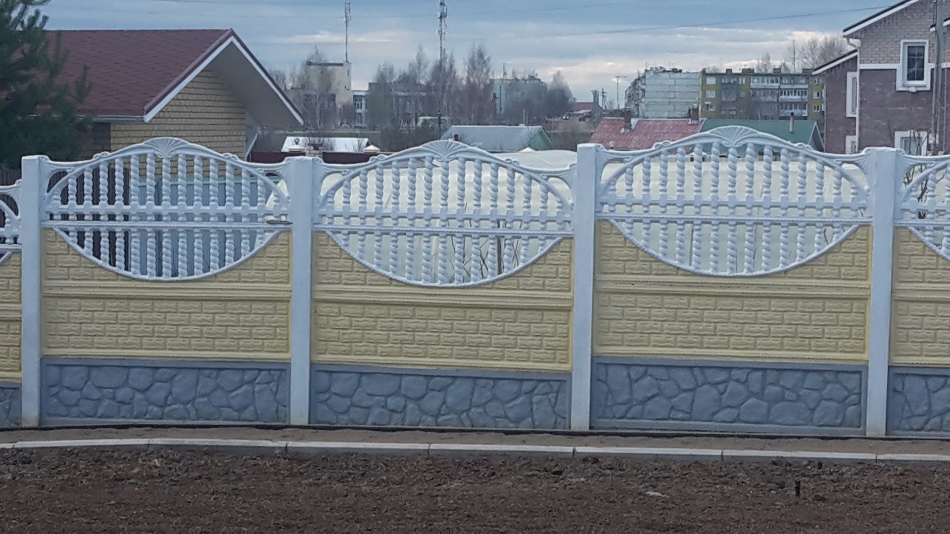 Купить Забор для загородного дома бетонный окрашенный в Москве по цене от 800 руб. Забор для загородного дома бетонный окрашенный купить Москва