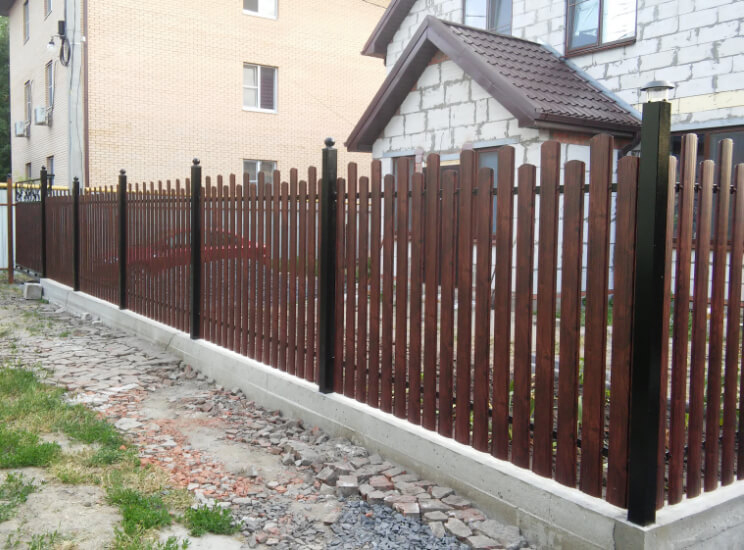Купить Металлический штакетник под дерево на ленточном фундаменте для частного дома в Москве по цене от 2610 руб. Металлический штакетник под дерево на ленточном фундаменте для частного дома купить Москва