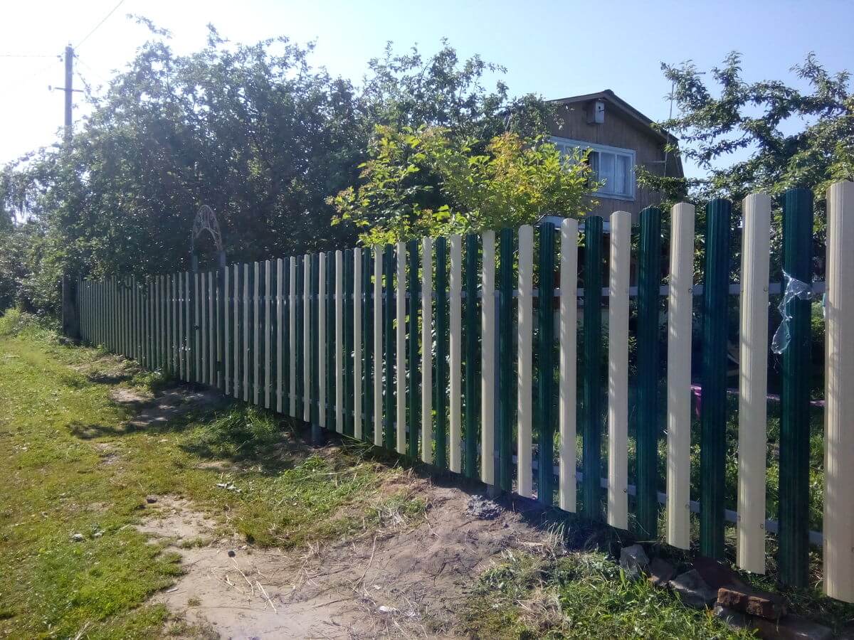Купить Комбинированный металлический штактеник забор для коттеджа в Москве по цене от 2271 руб. Комбинированный металлический штактеник забор для коттеджа купить Москва