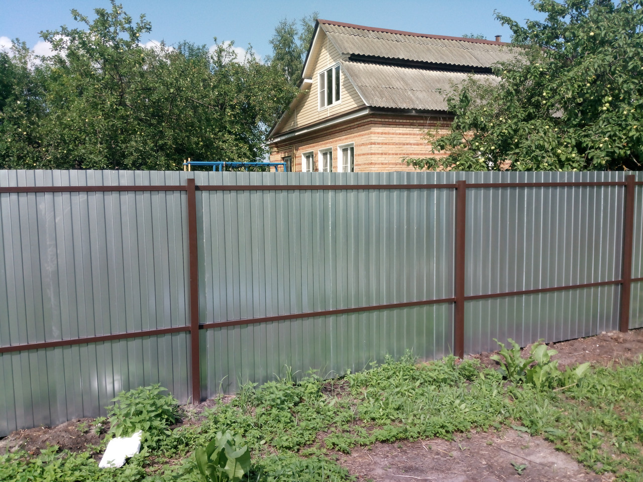 Купить Забор из оцинкованного профлиста для дачи в Москве по цене от 890 руб. Забор из оцинкованного профлиста для дачи купить Москва